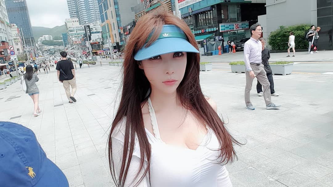 巨乳美腿樣樣曬吸睛焦點 深邃事業線忍不住多看一眼-第1章-图片18
