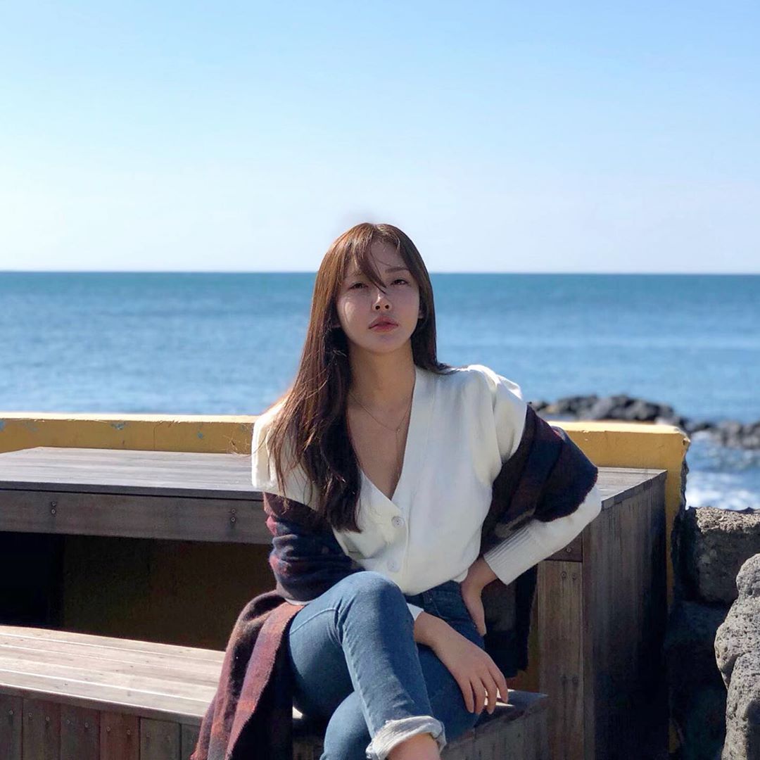 盡顯淑女氣質御姊 緊實蜜腿若隱若現讓網友暴動