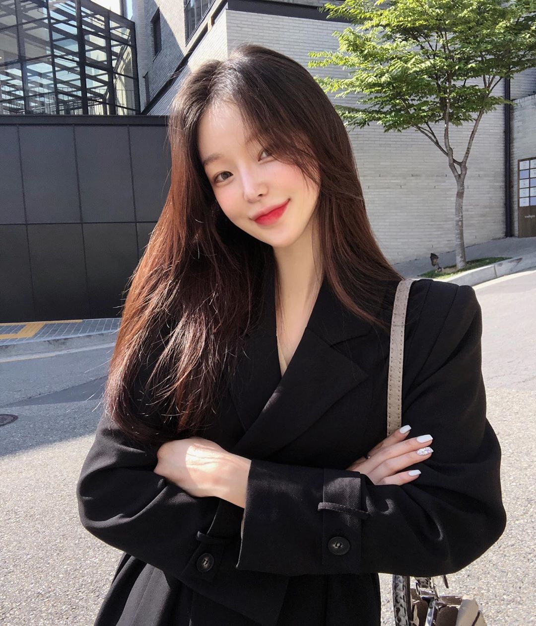 魅惑雙眸超殺電眼 極品身材曲線讓人想入非非