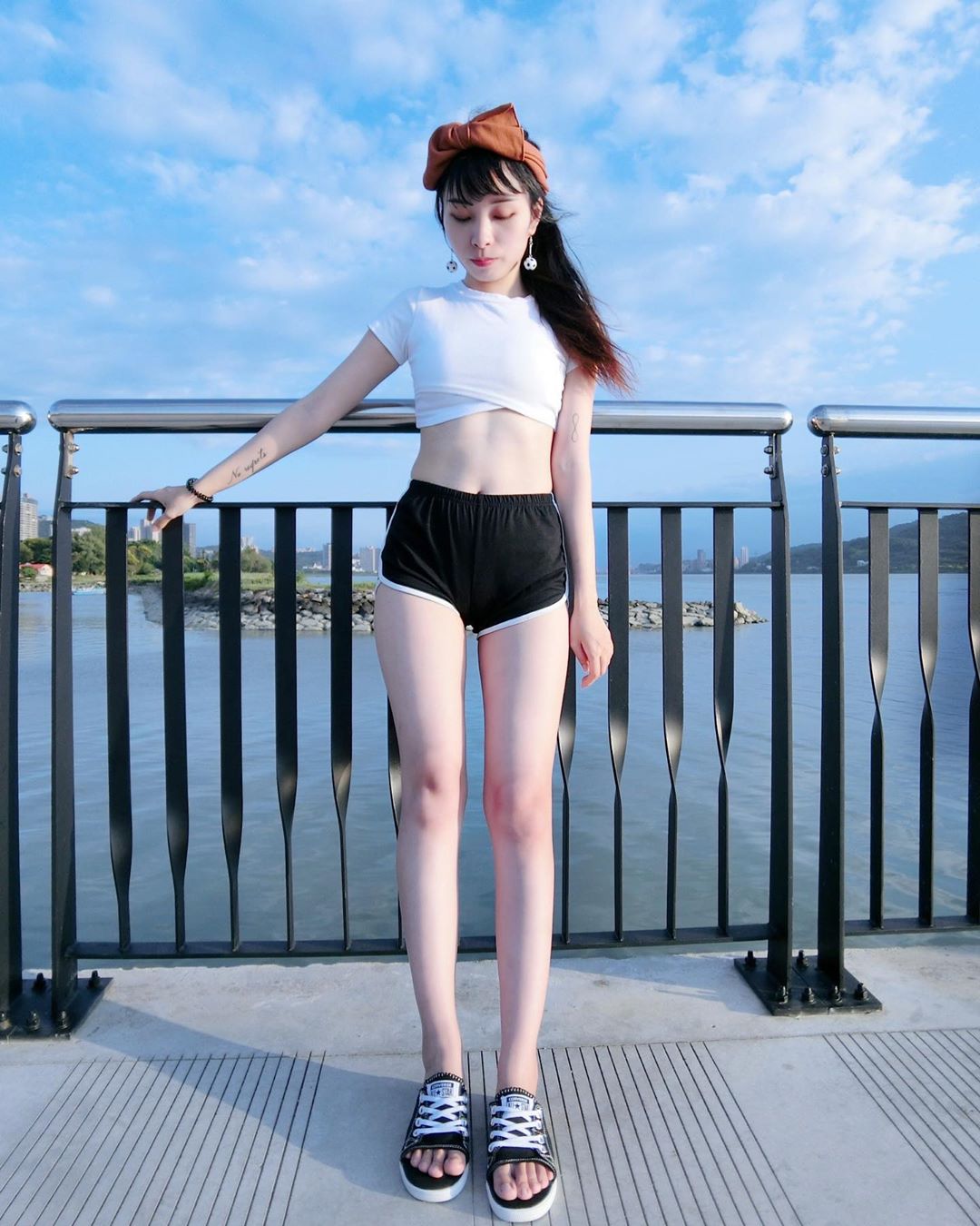 周世伶 也許我不是很漂亮 但是追我的人有一列高速鐵路那麼多-第1章-图片1