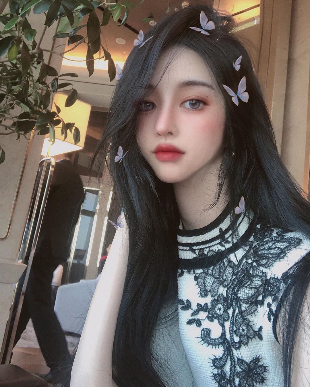 致命電眼看得好酥麻 成熟風姐姐使人目不轉睛