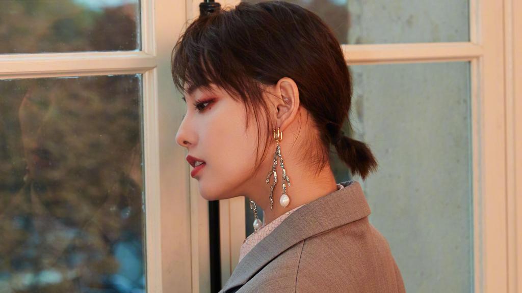 張嘉倪紅色眼妝寫真