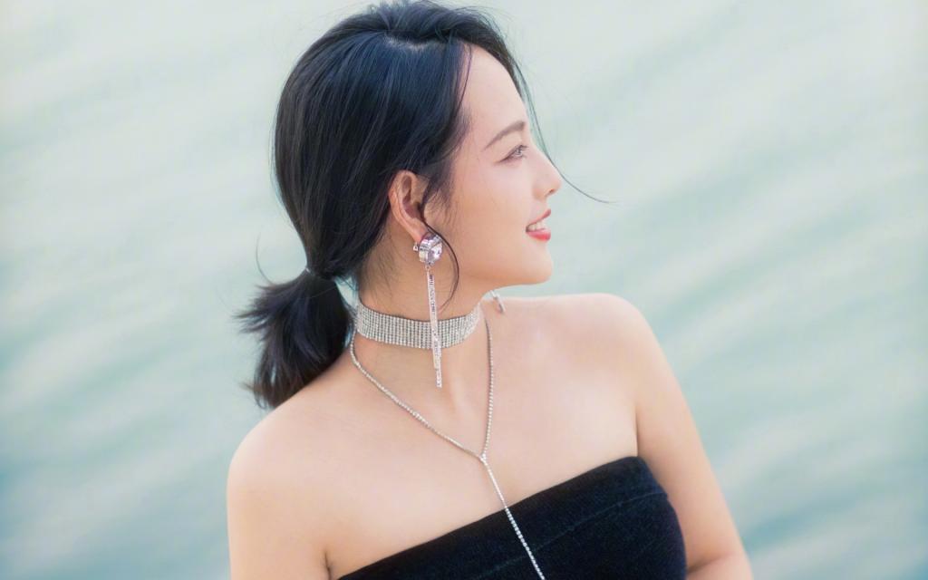 性感女明星張嘉倪海邊迷人寫真