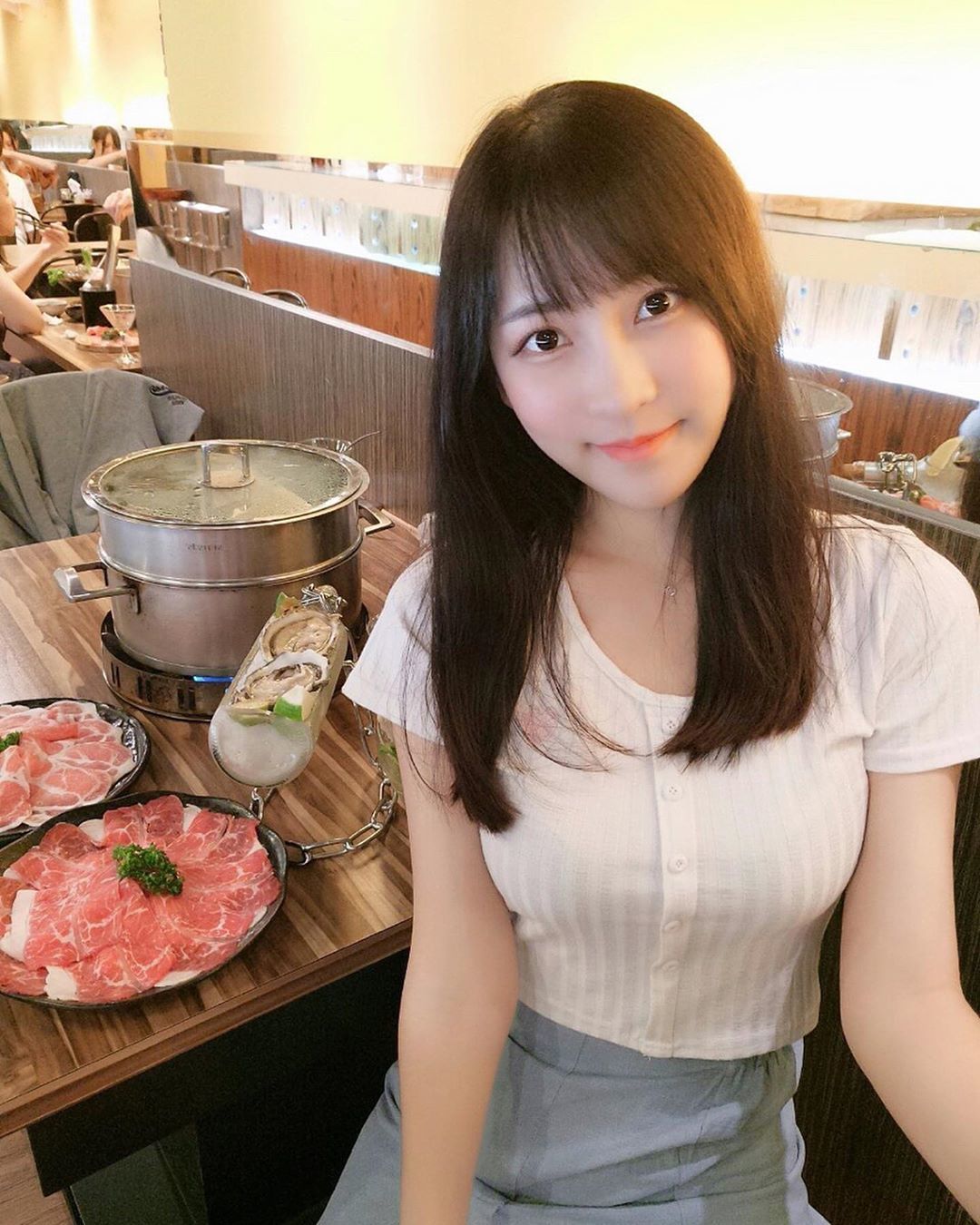 白皙妹不只顏值動人還很愛國!國旗裝下「飽滿ㄉ好料」藏不住…她羞喊:我不4韓粉!-第1章-图片1