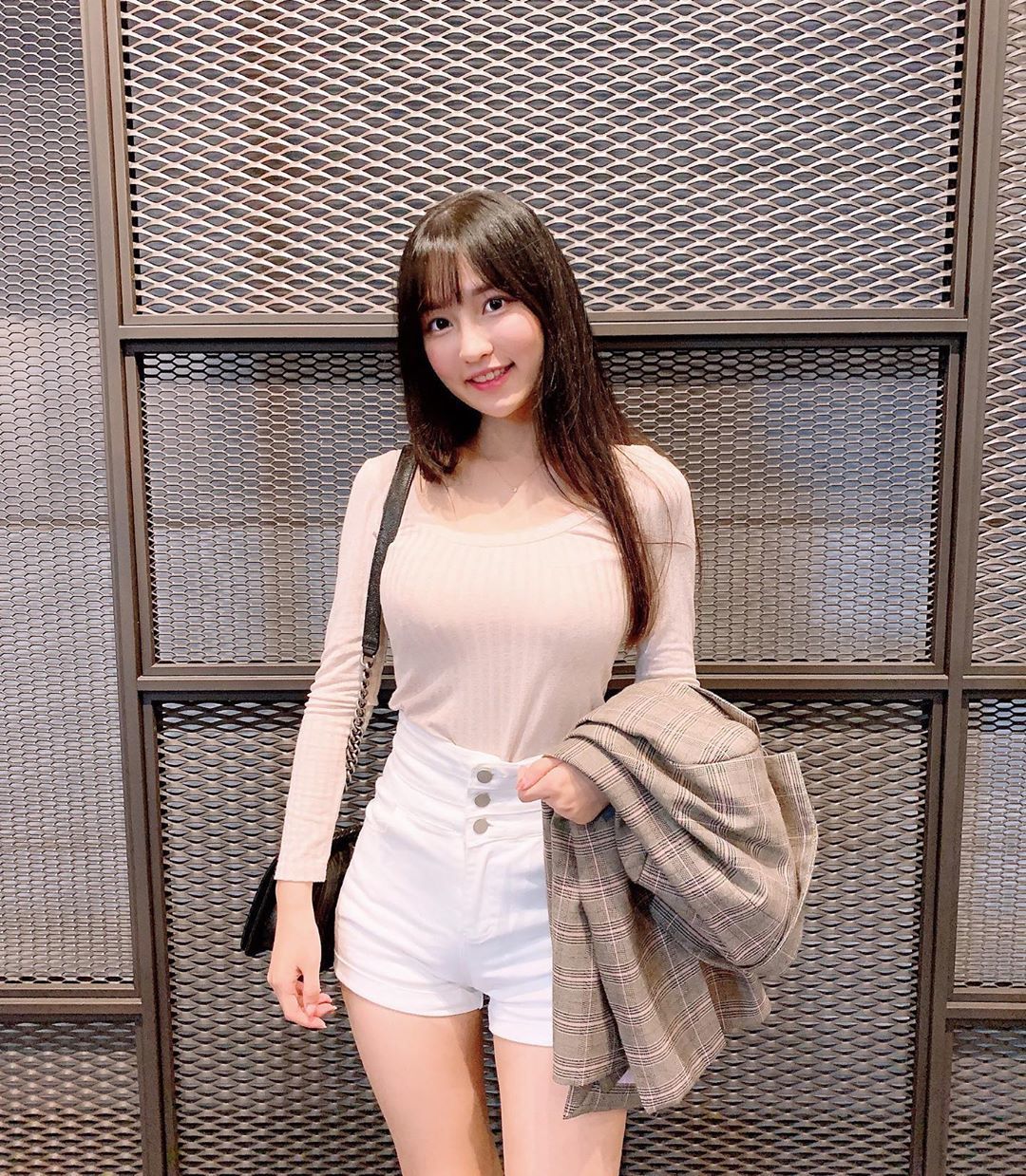 白皙妹不只顏值動人還很愛國!國旗裝下「飽滿ㄉ好料」藏不住…她羞喊:我不4韓粉!-第1章-图片3