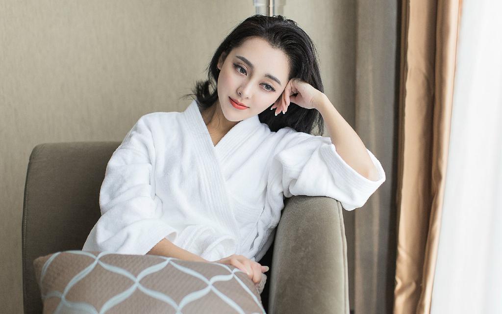漂亮浴袍美女梁晶瑩-第1章-图片2