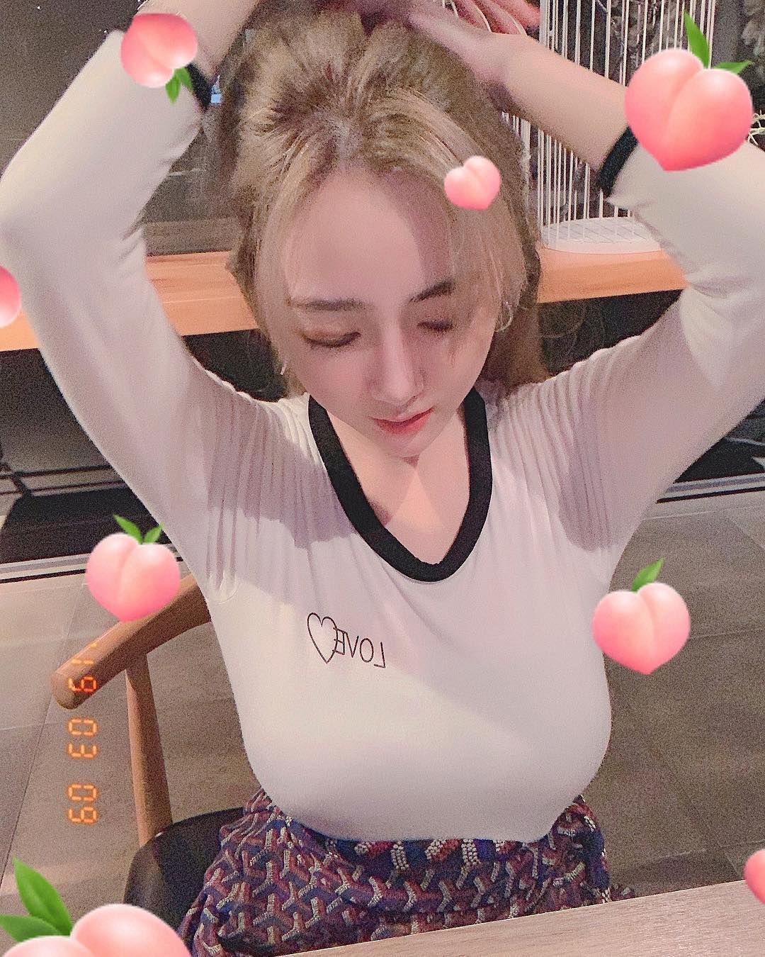 The “two sandwiches giant breasts” in front of the chest, combined with the fiery curved body of the white... inspire men to conquer the desire!-第1章-图片1