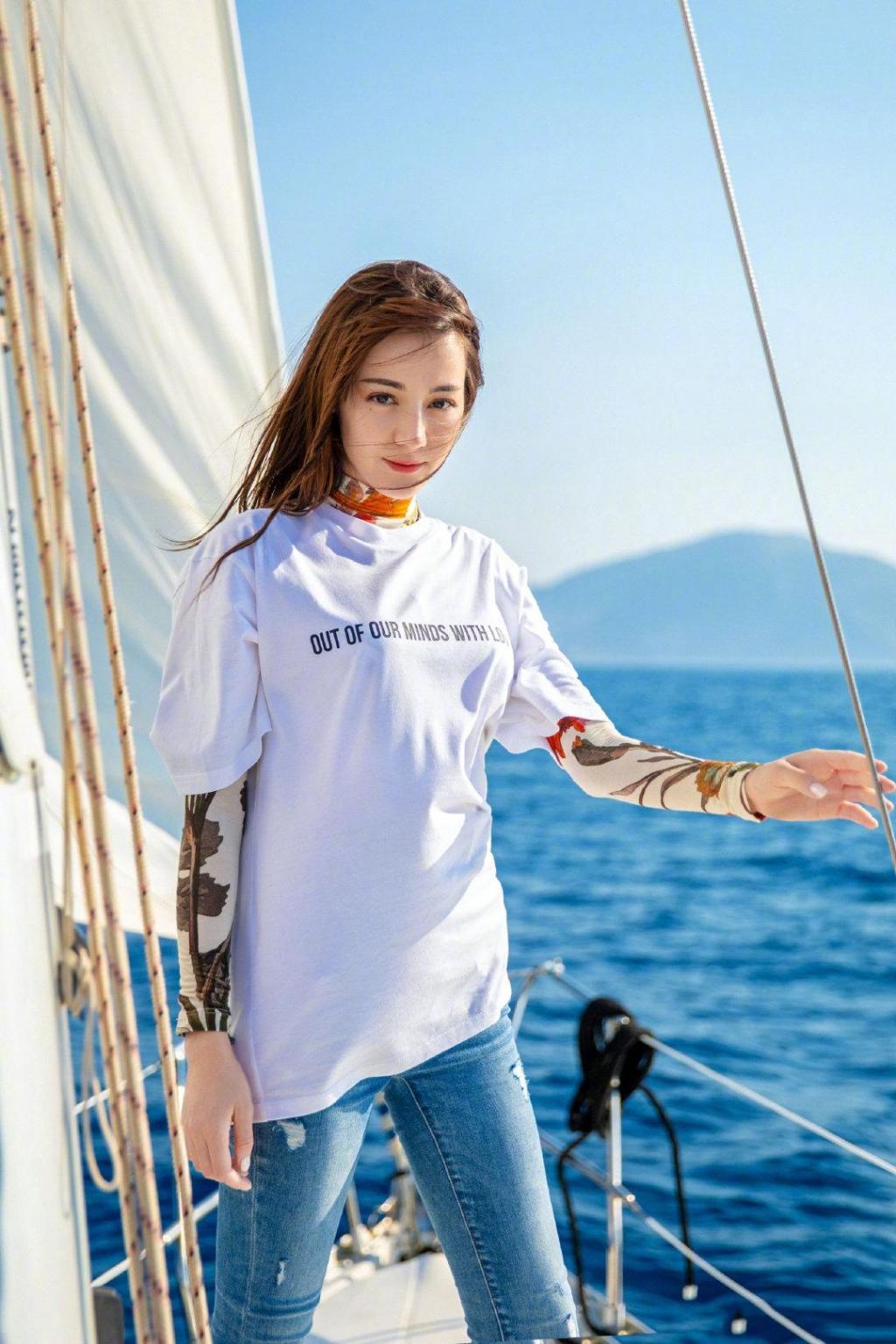 迪麗熱巴海邊寫真