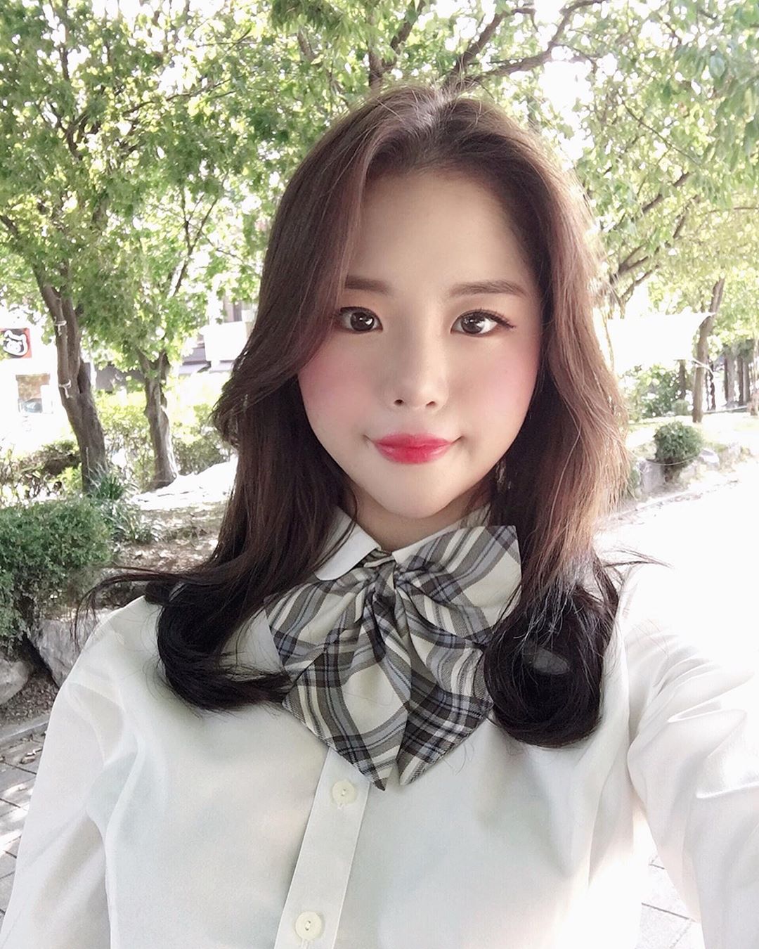 嫩白水滴奶呼之欲出 超深乳溝曲線看了一覽無遺