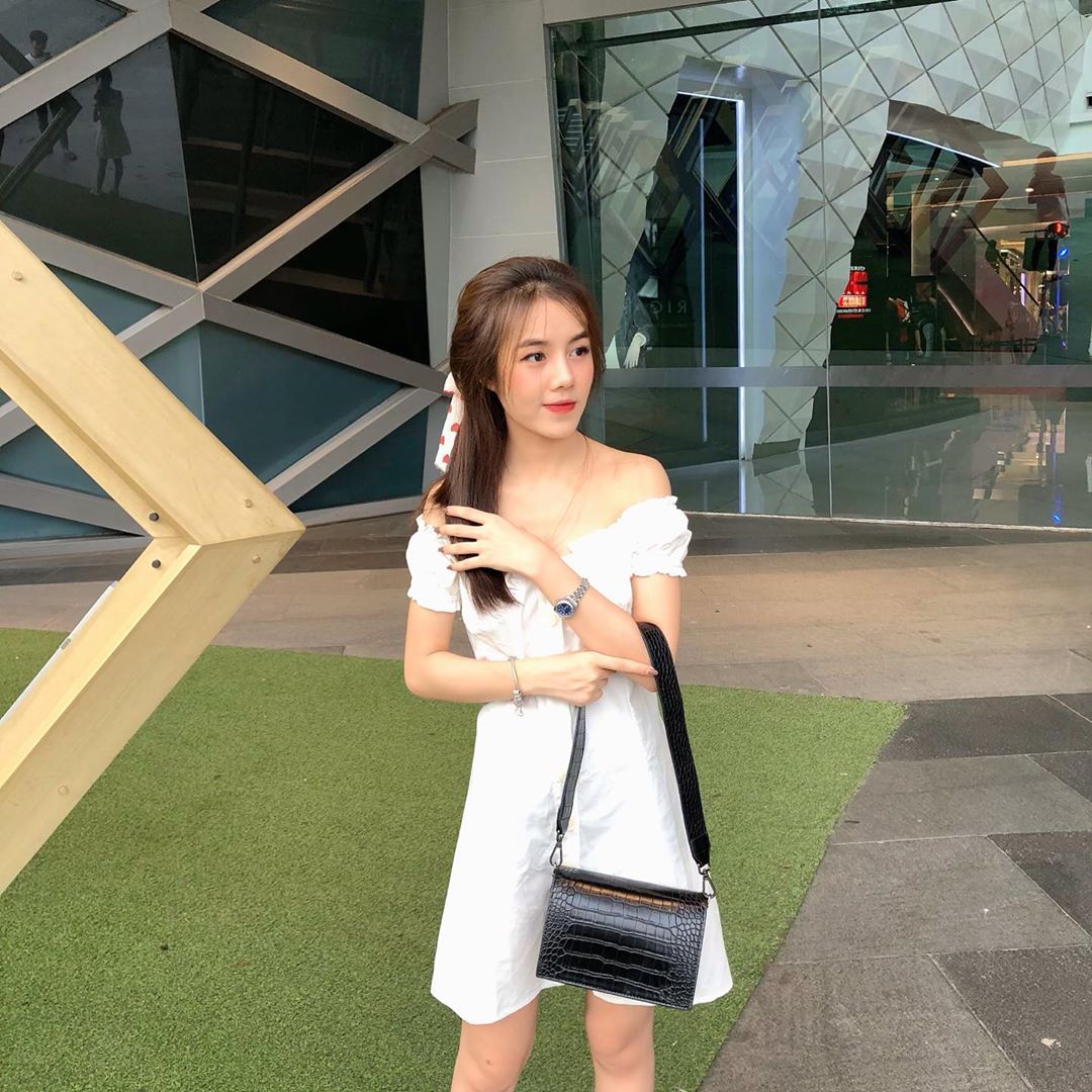 清新妹子火辣身材包不住 纖細螞蟻腰引人遐想