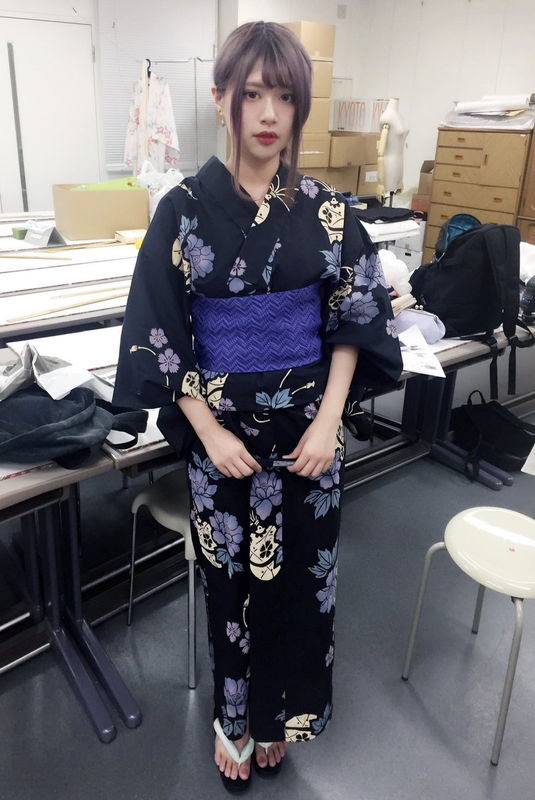 NiNi、SNSで人気の台灣人留學生コスプレイヤーNiNi、緊張した初DVDで天然豊満ボディでセ...-第1章-图片1