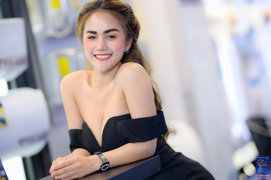 纖細螞蟻腰配上渾圓巨乳 妖豔神情美到令人窒息