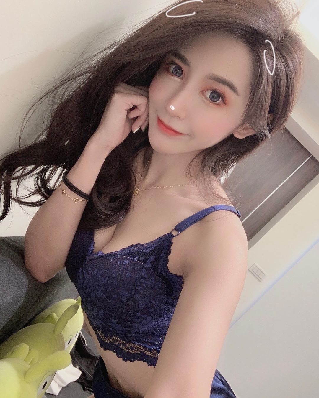 哪來的妖豔小姊姊!胸前中洞大開「白嫩巨球掉一半」...碗公的形狀太突出:好啊嘶~-第1章-图片6