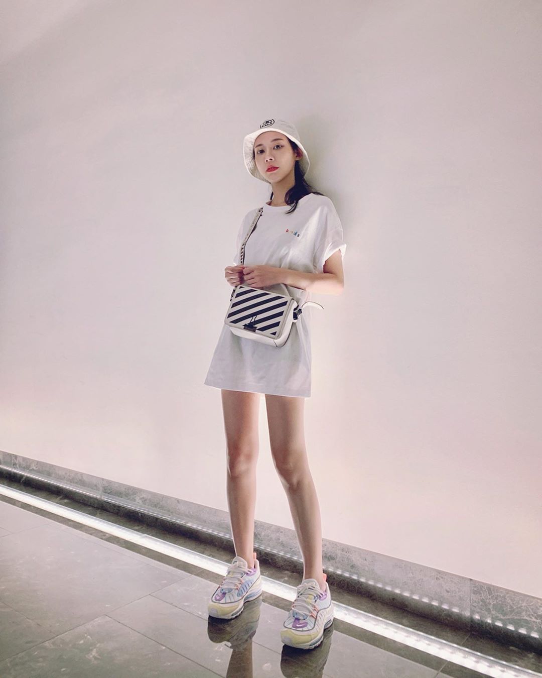 親愛的小姐姐 破洞褲已經退流行了啦~ 張香香-第1章-图片4