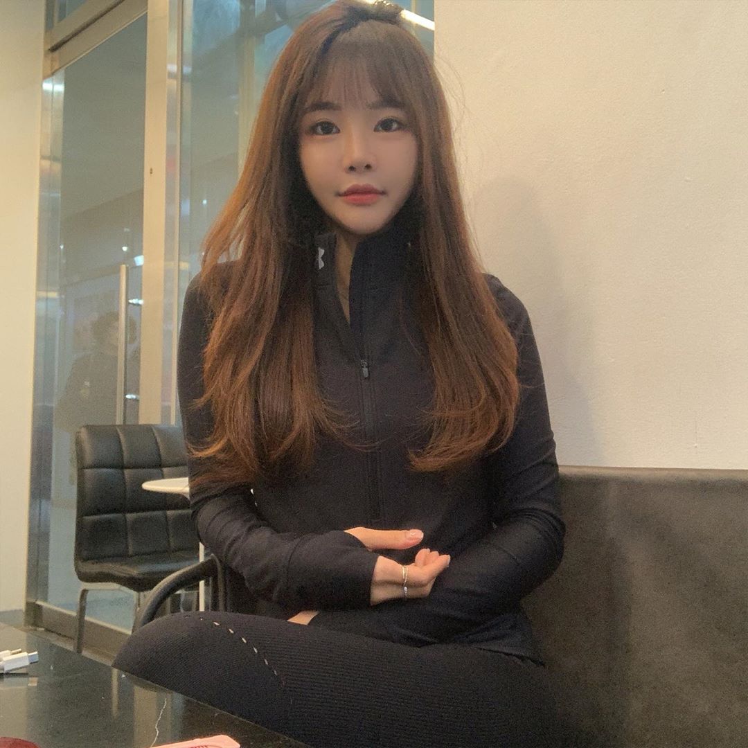 脫俗氣質下藏白嫩美胸 超甜笑容讓網友秒淪陷