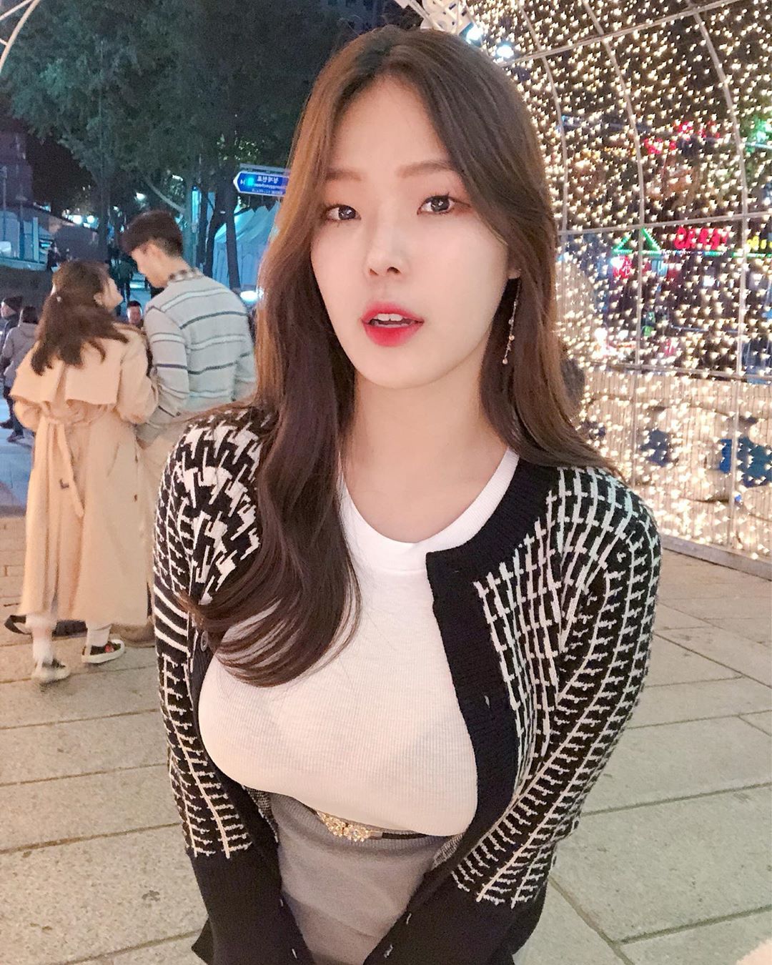 清新白皙韓國姊姊 誘人乳溝曲線吸引網友注意