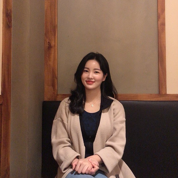 火辣身形緊實美腿目不轉睛 天然笑容魅力指數破表
