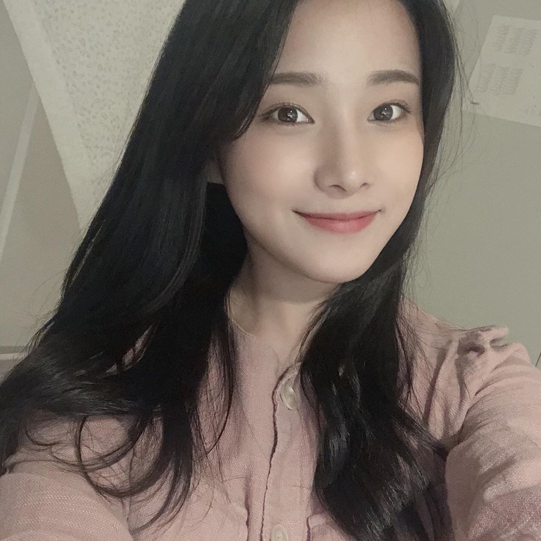 氣質姊姊長髮俏麗吸引人 精緻五官笑容迷人網友推爆