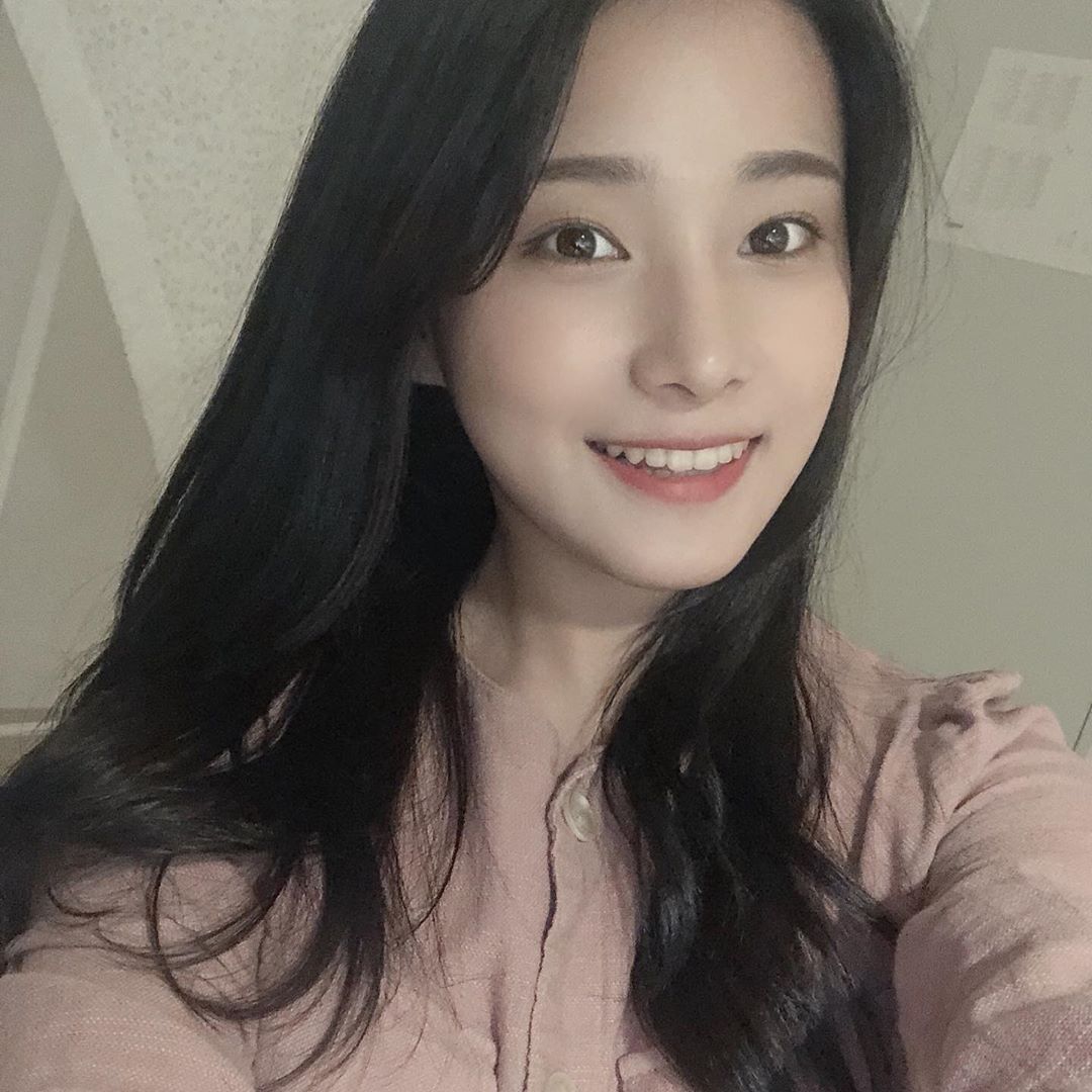 氣質姊姊長髮俏麗吸引人 精緻五官笑容迷人網友推爆-第1章-图片2