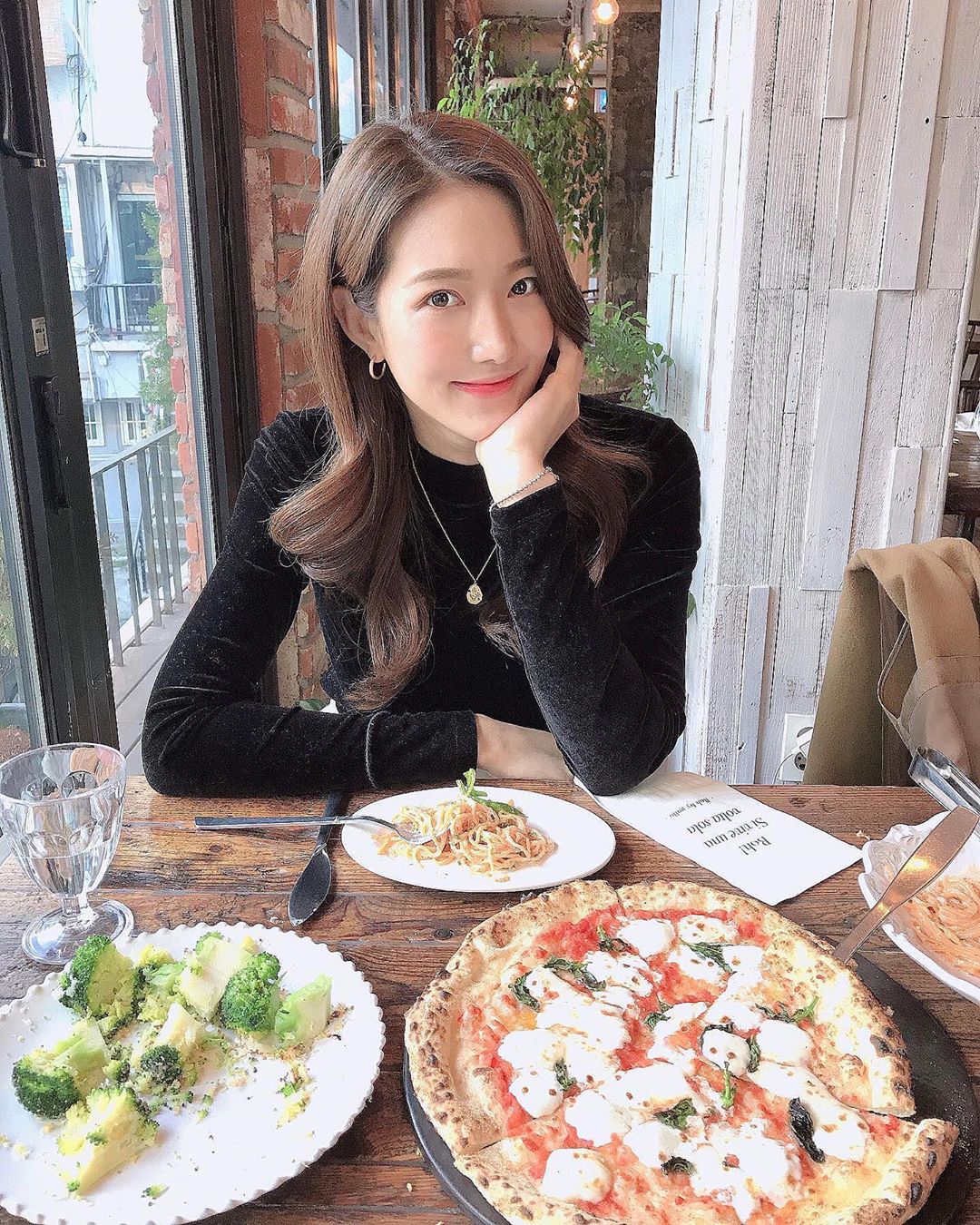 胸前渾圓乳香味全洩 天使顏值魔鬼身材讓網友圈粉