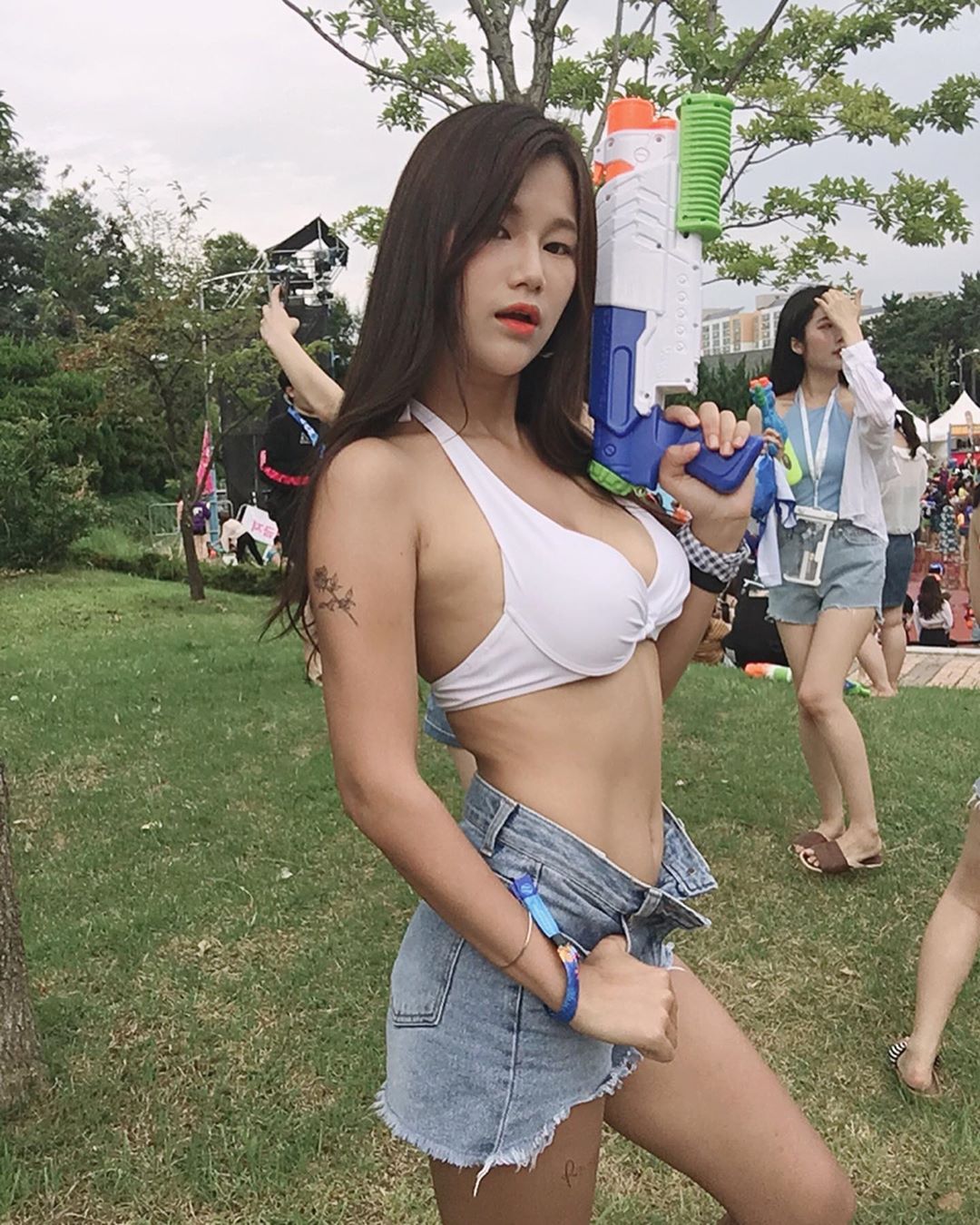 水蛇腰誘人美乳想引人犯罪 正面視角超突出讓網友暴動-第1章-图片14