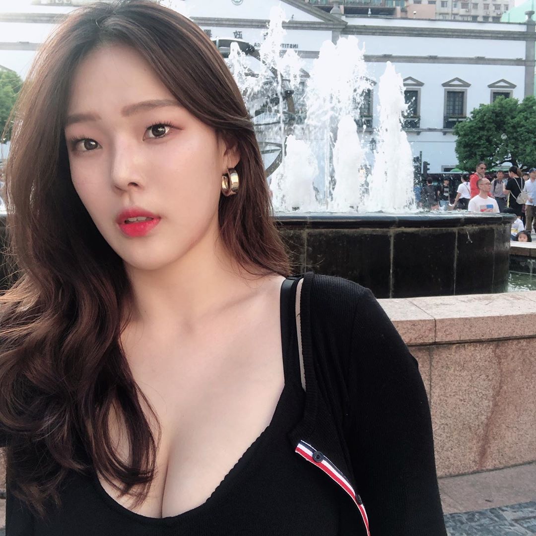 勾人媚眼清純臉蛋 若隱若顯渾圓美胸極致醇濃奶香-第1章-图片4