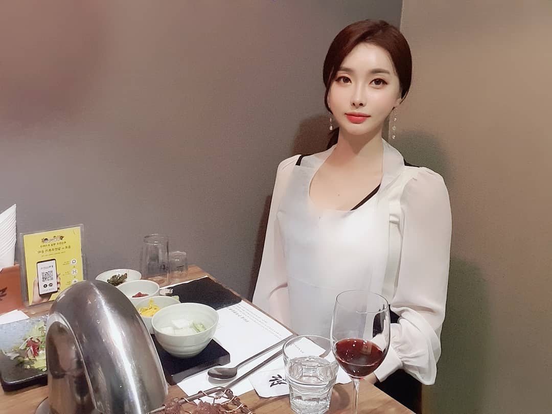 空靈御姊夢幻姣好胴體 飽滿美乳呼之欲出有夠嗨