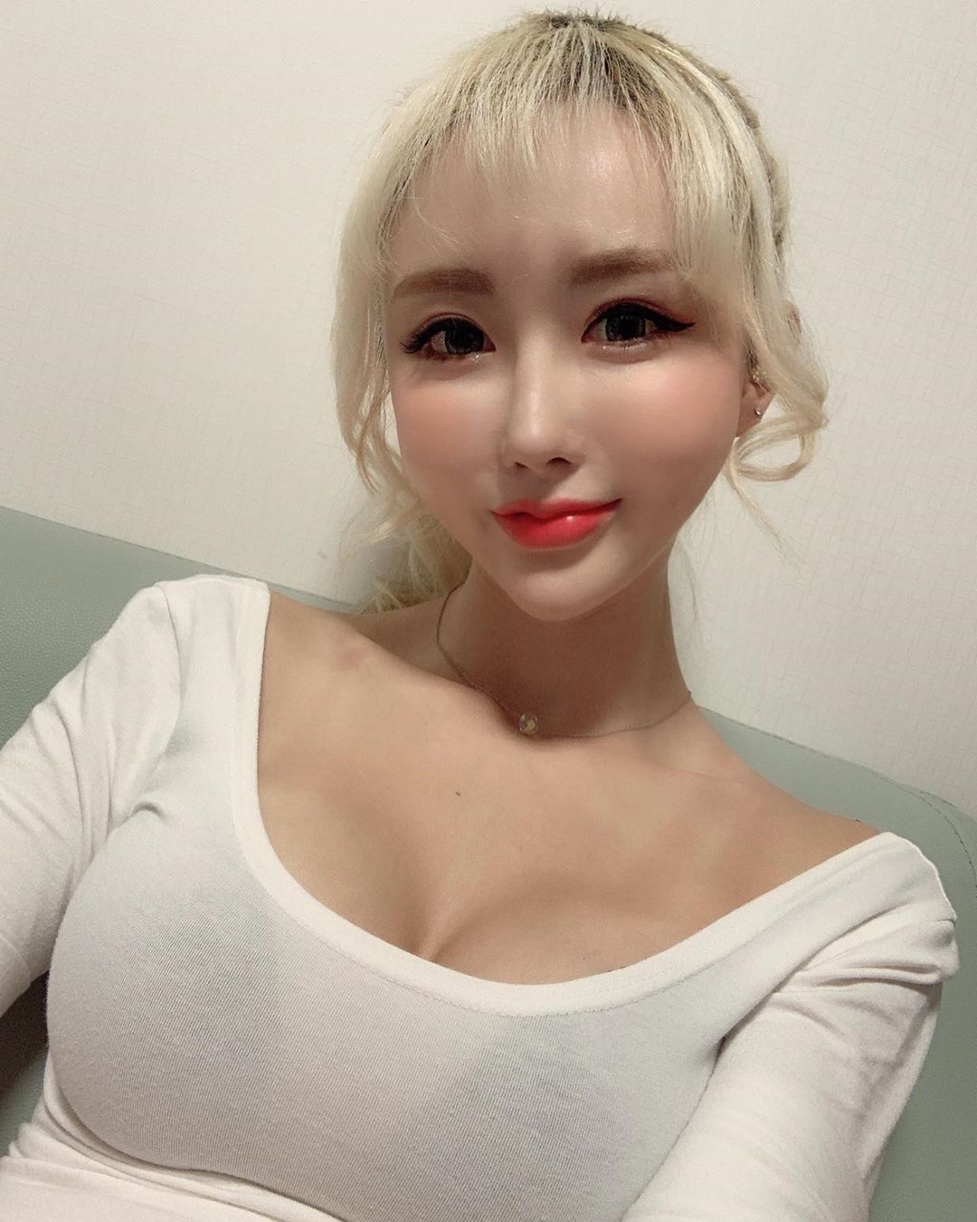 天生散發美艷氣息 巨級長輩呼之欲出搶奪焦點