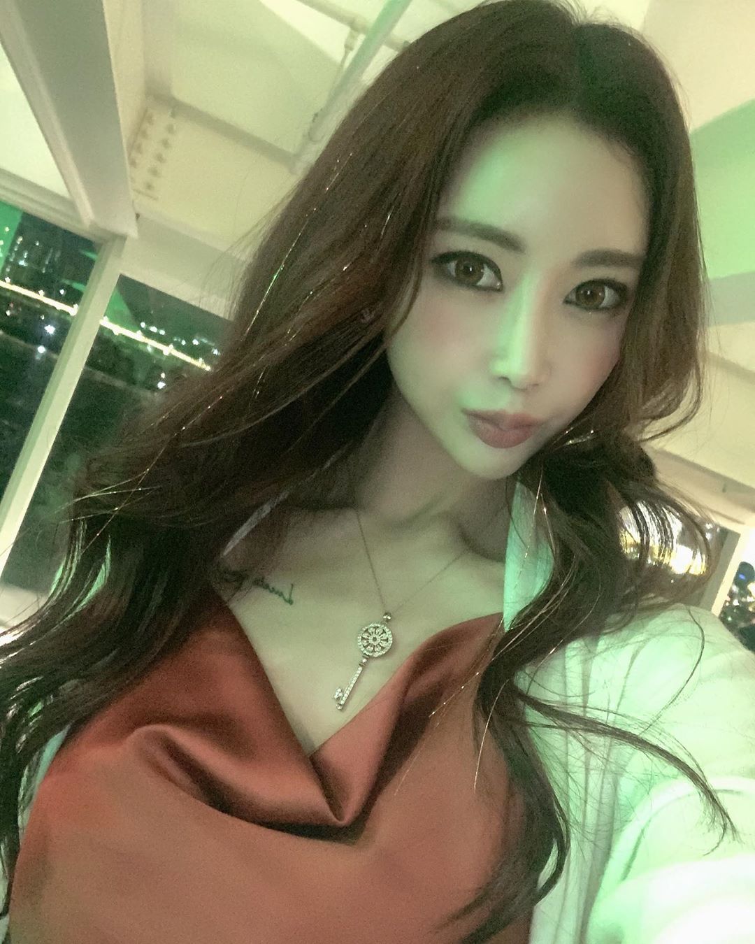 清秀俏麗長髮美女 超暴力上圍忍不住多看一眼