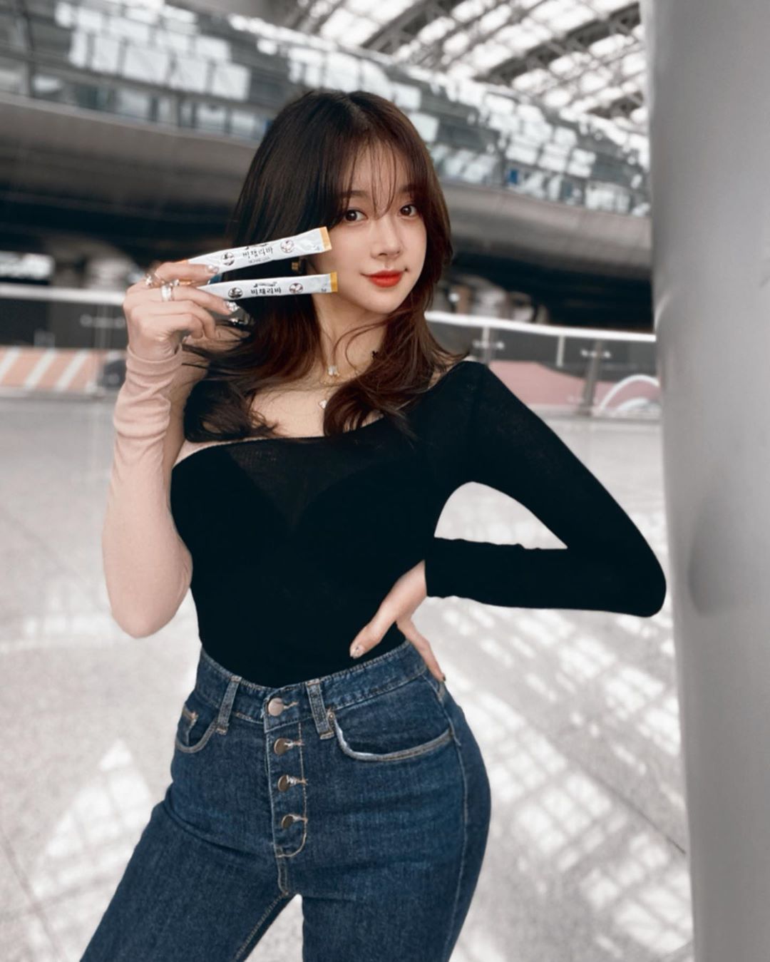 身材曲線凹凸有致 清純長髮御姊潔白大腿令人著迷