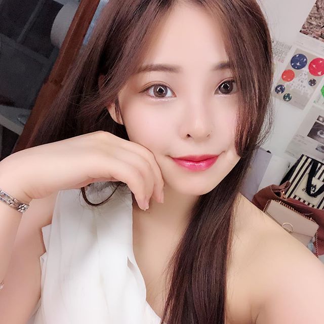 Cynthia Kuo 事業線太兇了吧!網友看到這張就不行-第1章-图片3