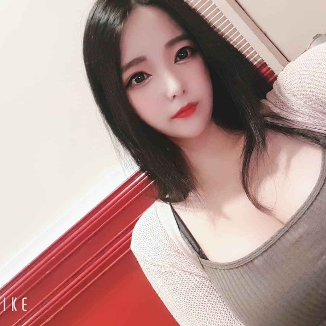 兩粒雪白Q彈巨乳好搶眼 誘人美腿引爆網友慾火-第1章-图片9