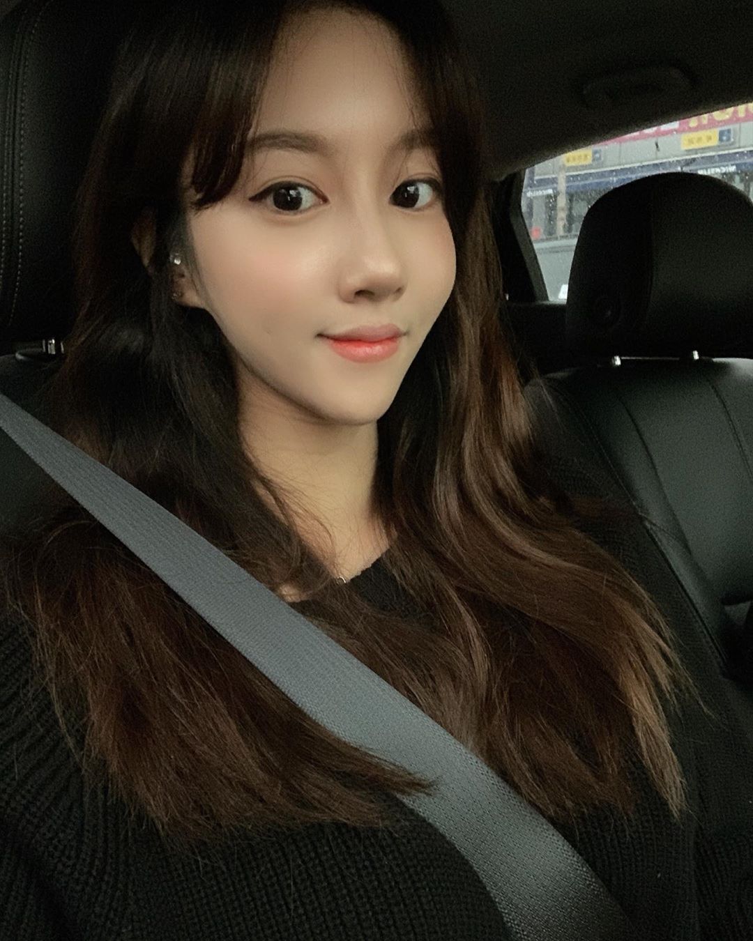 前凸後翹超S型曲線 胸前長輩配上螞蟻腰好搶眼