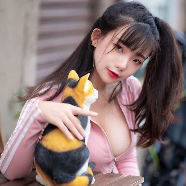 佞佞Ning 雙電眼與美乳讓人迷戀 網驚:又白又巨-第1章-图片4