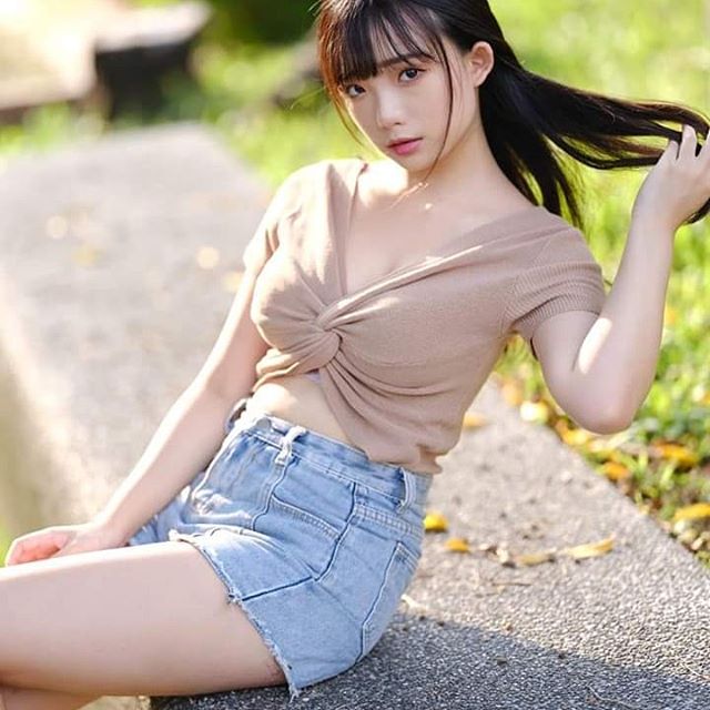 佞佞Ning 雙電眼與美乳讓人迷戀 網驚:又白又巨-第1章-图片2