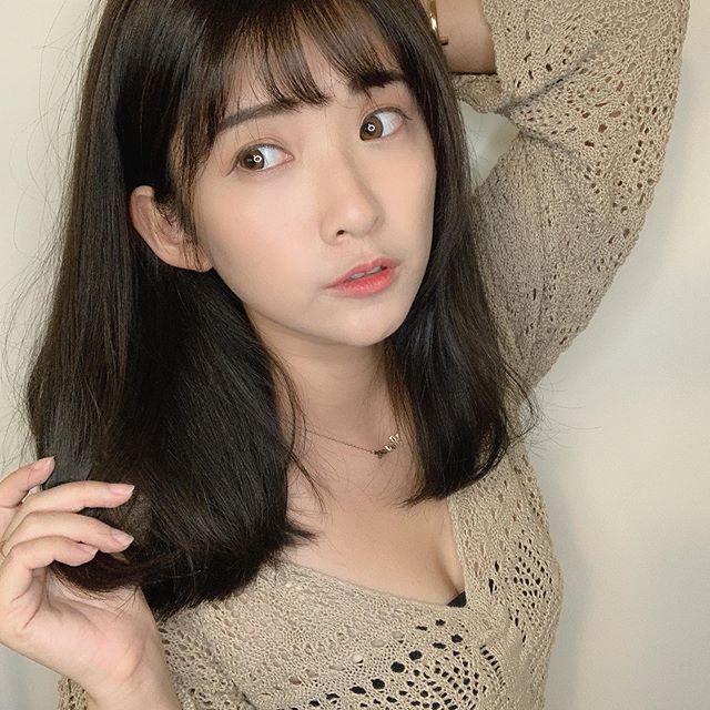 孔安 氣質外表下暗藏著「飽滿der乳量」笑容甜度超標-第1章-图片6