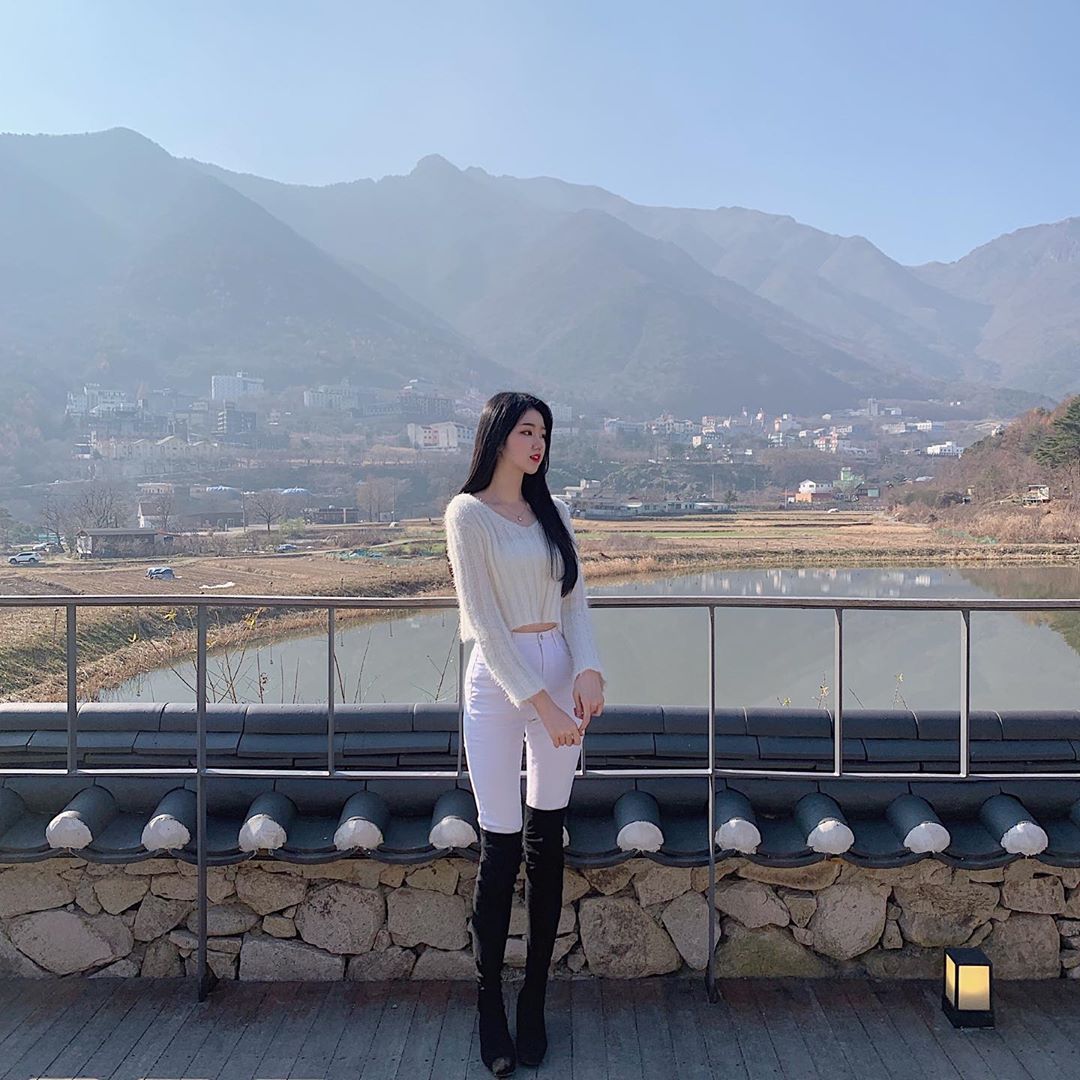 看似冷豔卻展現成熟魅力 超殺眼神使網友淪陷