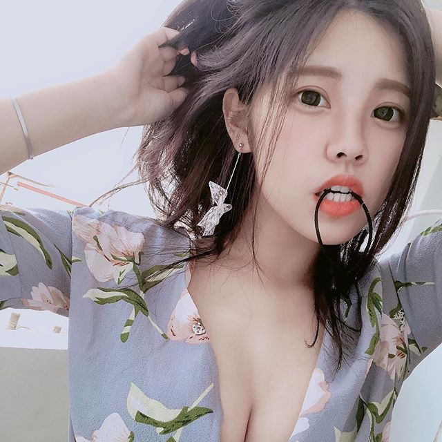 沈橖 歐派解放...原來怕熱喜歡穿清涼-第1章-图片1