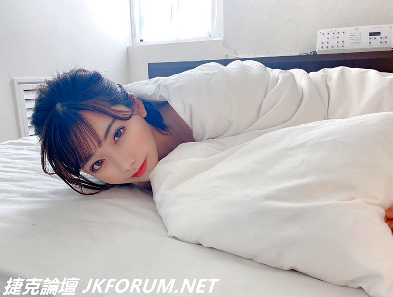 不冷了！深田詠美「全身只捲一條被單」…躺床甜笑：一起再睡一下呀～-第1章-图片5