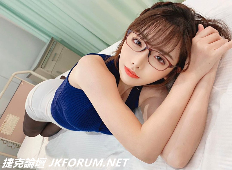 不冷了！深田詠美「全身只捲一條被單」…躺床甜笑：一起再睡一下呀～-第1章-图片3