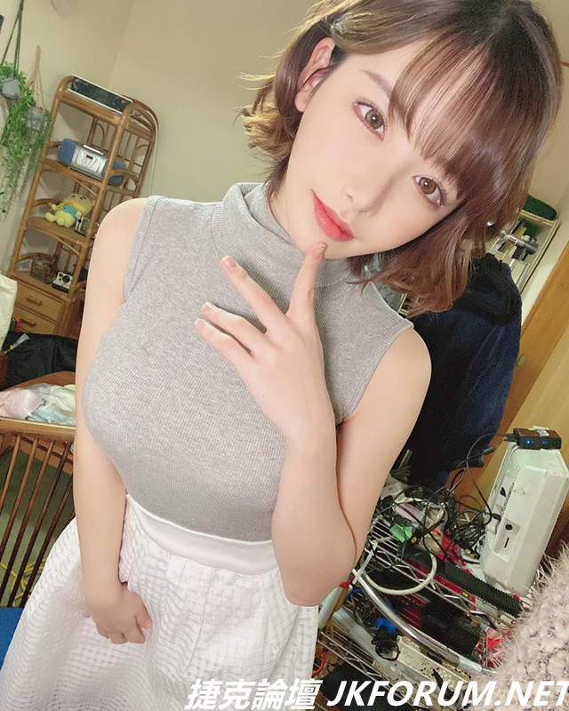 不冷了！深田詠美「全身只捲一條被單」…躺床甜笑：一起再睡一下呀～-第1章-图片2