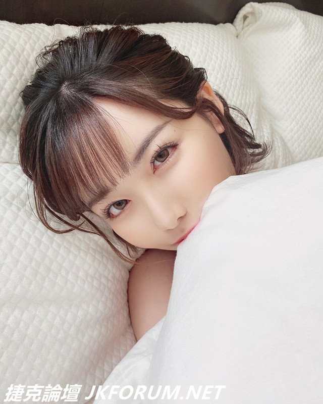 不冷了！深田詠美「全身只捲一條被單」…躺床甜笑：一起再睡一下呀～-第1章-图片7
