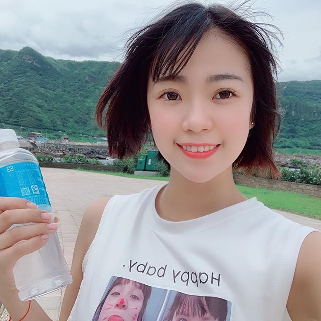 王怡蘋Tomo 纖細的身材藏著傲人美乳 網:也太兇了-第1章-图片2