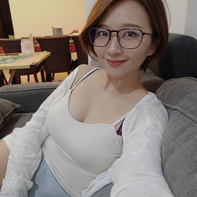 好公吃太好!巨乳人妻被訂走「超巨車頭燈」高顏值臉蛋好熟悉 撞臉✗✗:凍未條啊!-第1章-图片11