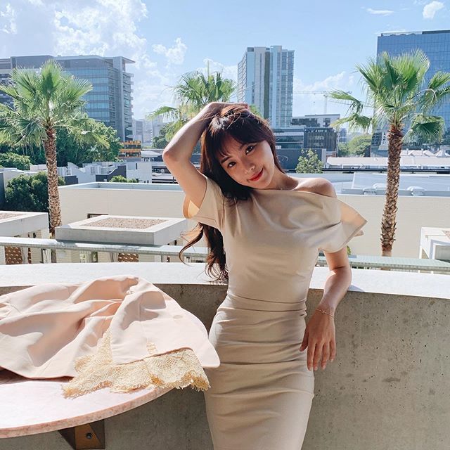 服飾店老闆娘好兇!自己衣服自己試穿「E罩杯水滴嫩乳」藏不住:搖搖欲墜好 Juicy-第1章-图片5