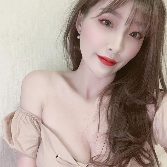 天菜姊姊May 「身材+臉蛋都OP」網暴動瘋喊-第1章-图片4