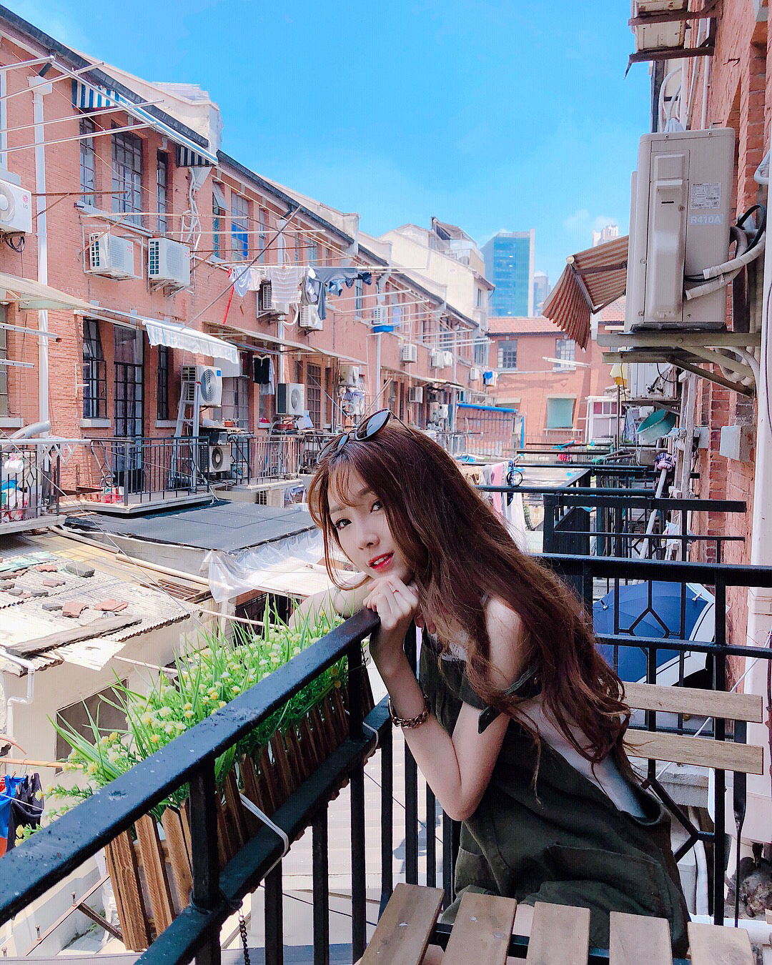 I don’t know exactly where he lives, little Debbie.-第1章-图片1