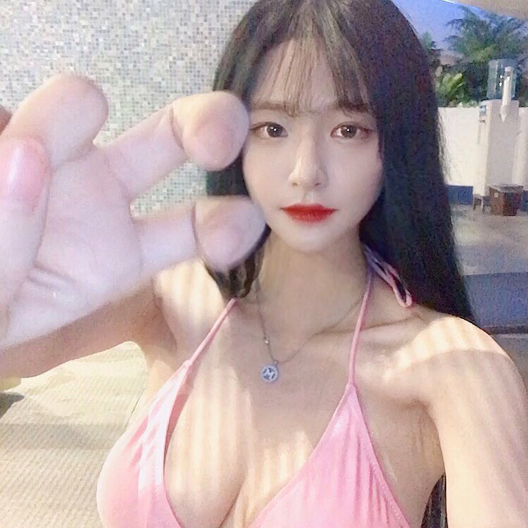 緊實美乳洩出乳香味 散發淘氣韓國御姊人見人愛