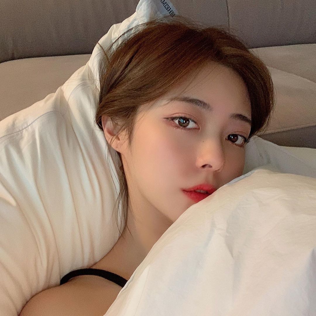 明亮大眼吸睛全場注意 誘人美肩瞬間引起暴動