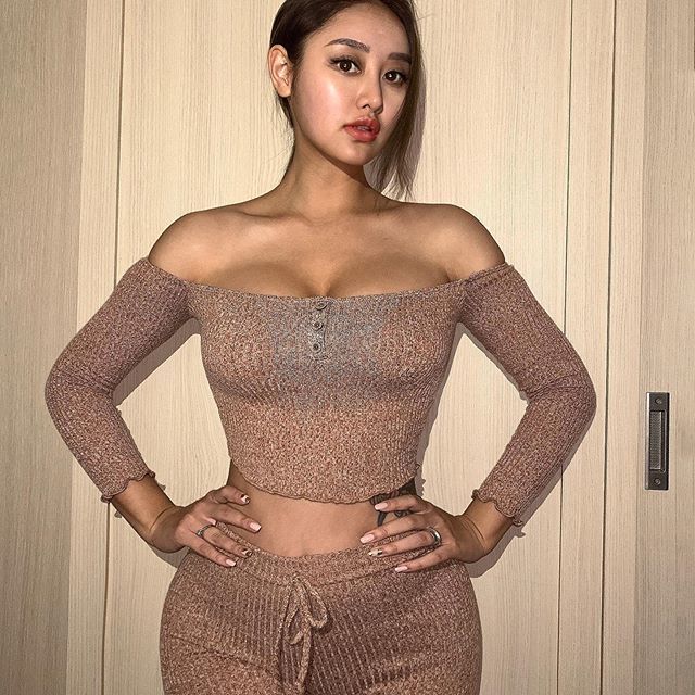 老闆娘太兇!端核彈巨乳試穿衣服「兩顆H奶量超豐沛」奶水擠出來:恥骨痕跡還曝光!-第1章-图片2